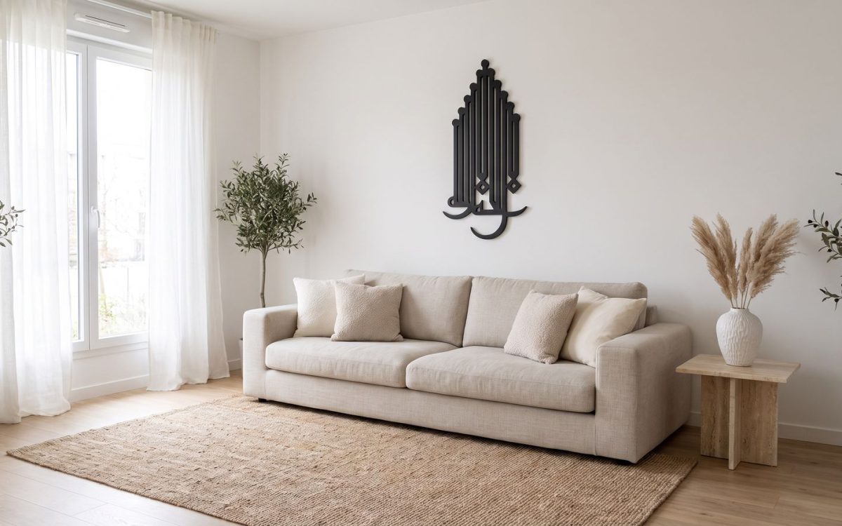 Mural-Kaligrafie: „La ilaha illa Allah“ in schwarz über einem Sofa aus Leinen