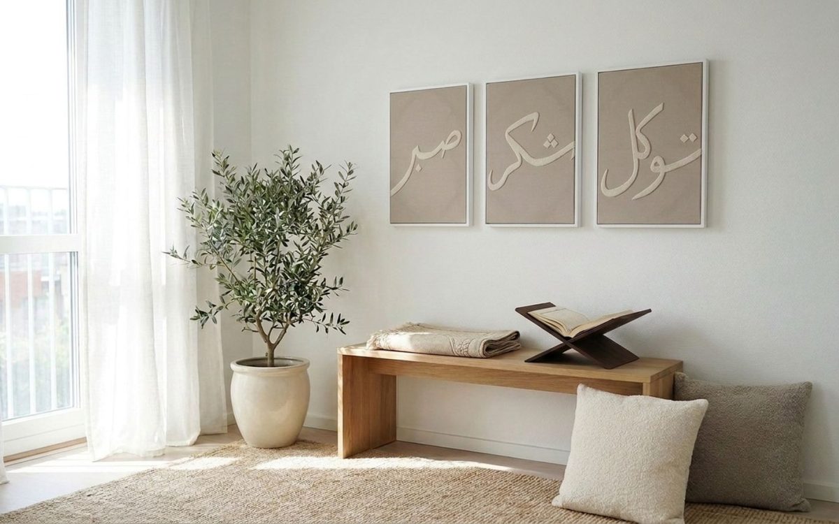 Salat-Beistelltisch mit dem Triptychus Sabr, Shukr und Tawakkul an der Wand, Holzkoran-Hocker und gebogenes Gebetsmatten