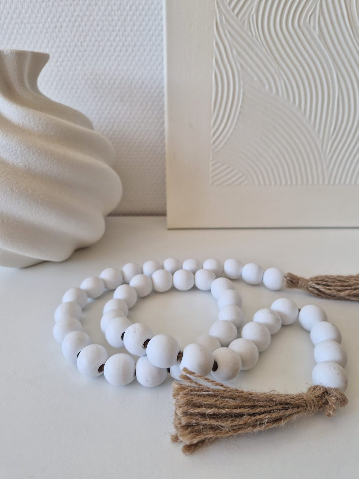 Guirlande de perles en bois blanc avec pompons, décoration Beldi Touch