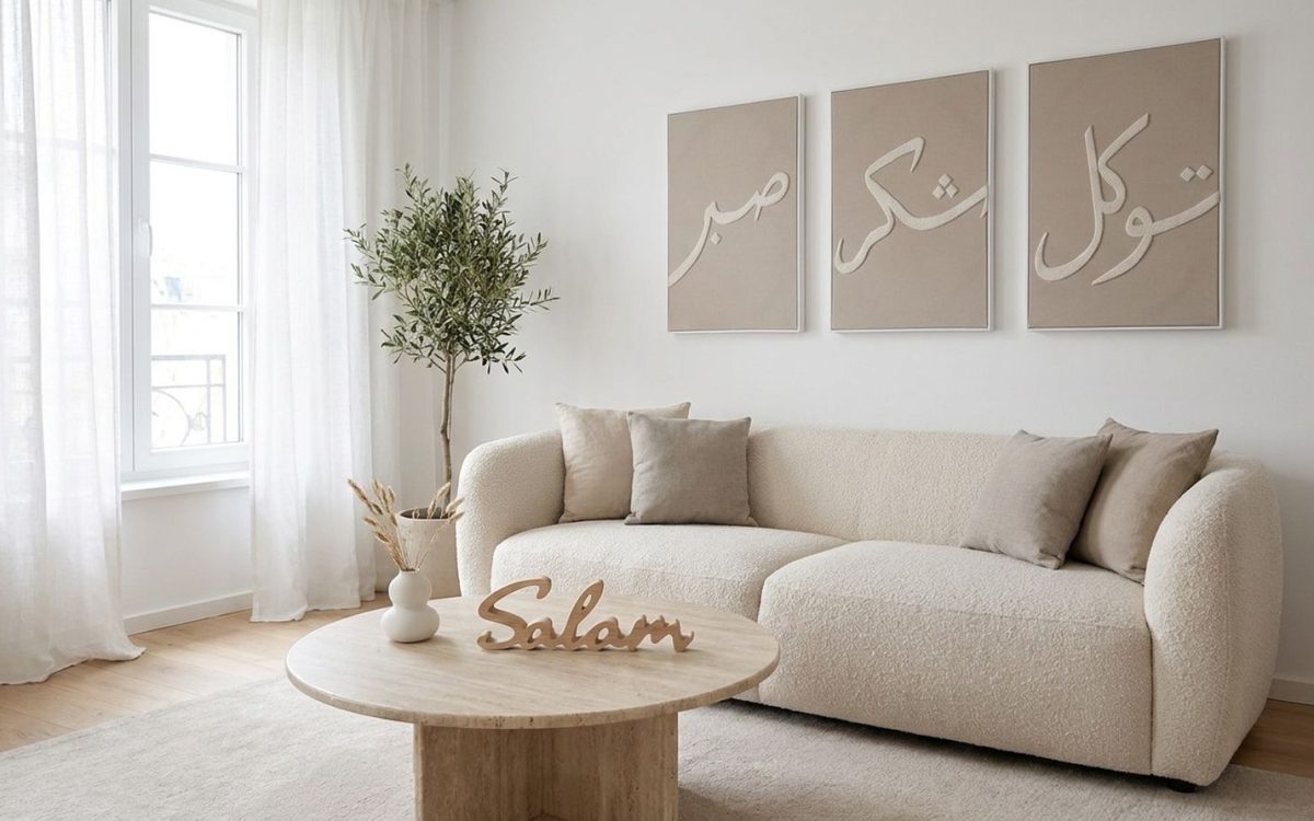 Moderne muslimische Dekoration aus dem Salon mit dem Triptychon Sabr Shukr Tawakkul und dem Wort Salam in Holz